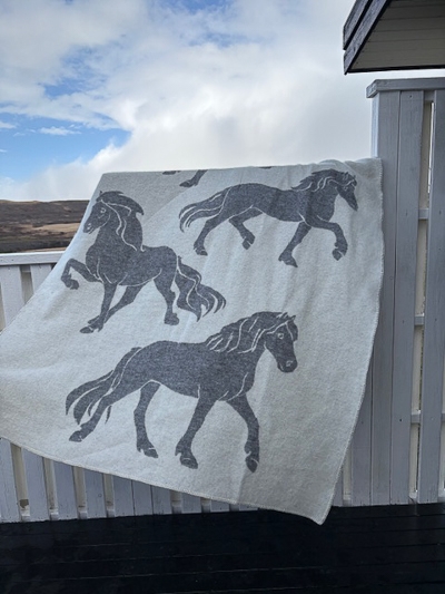 Islandwolldecke mit Pferdemotiv in Grau